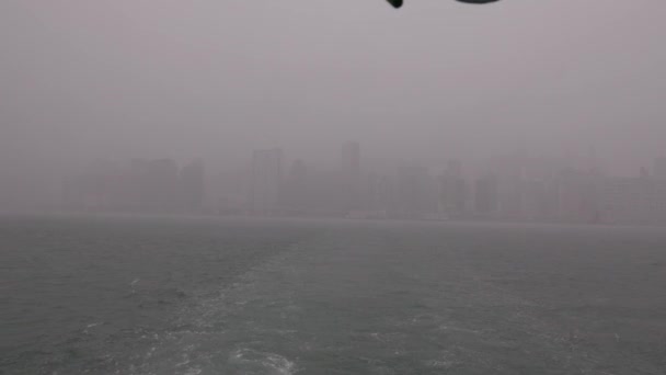 Vista Skyline Cidade Distante Barco Acordar Nevoeiro Pesado Dia Chuvoso — Vídeo de Stock
