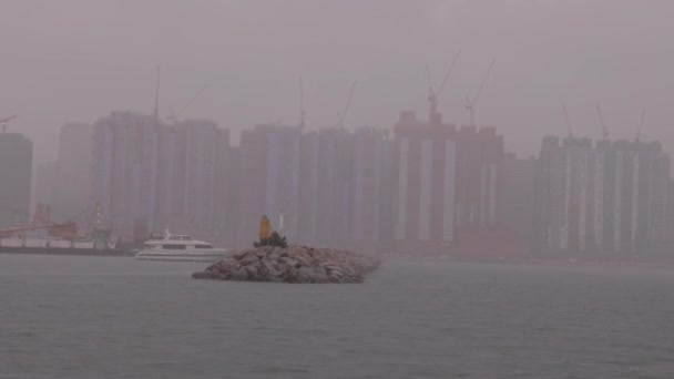 Går Hamnen Med Båt Och Strandnära Lägenhetskonstruktion Tung Dimma Hongkong — Stockvideo