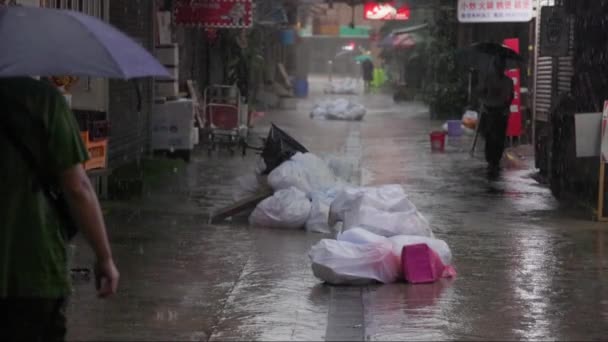 Hong Kong Agosto 2023 Pessoas Com Guarda Chuvas Caminham Por — Vídeo de Stock