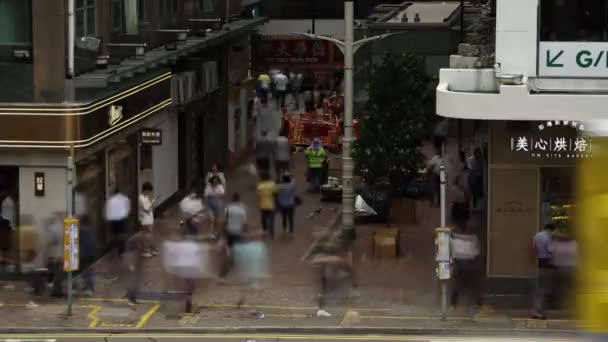 Hong Kong Ağustos 2023 Yoğun Caddede Otobüs Durağında Yürüyen Yayaların — Stok video