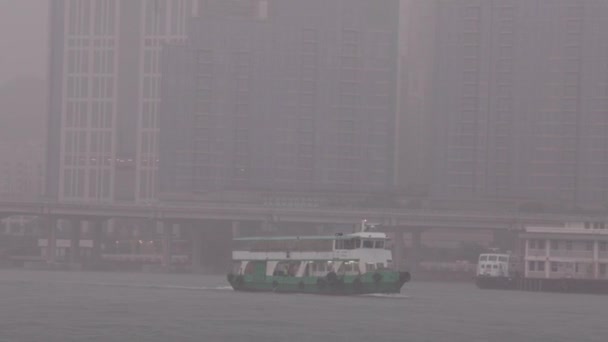 2023年8月5日 フェリーはビクトリア港の高層ビルで大雨と霧で航行する 高品質の4K映像 — ストック動画