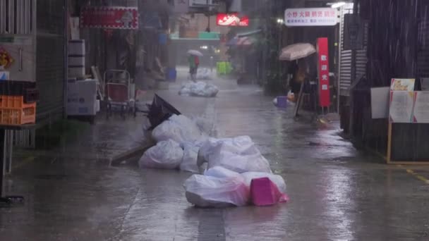 Гонконг Августа 2023 Года Проливной Дождь Выпадает Свалку Мусора Темной — стоковое видео
