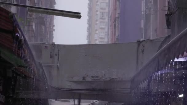 Voda Kape Odtokovou Střechu Zpomaleném Filmu Během Silné Dešťové Bouře — Stock video