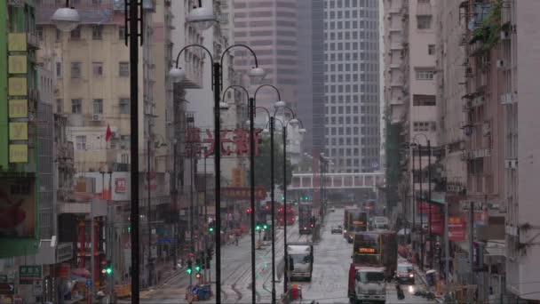 Hongkong Augusti 2023 Sopbil Svänger Vid Korsningen Framför Bussar Regnig — Stockvideo
