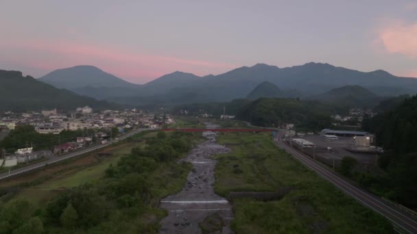 Nehrin Üzerinden Gökyüzünde Gündoğumu Renginde Küçük Bir Dağ Köyüne Doğru — Stok video