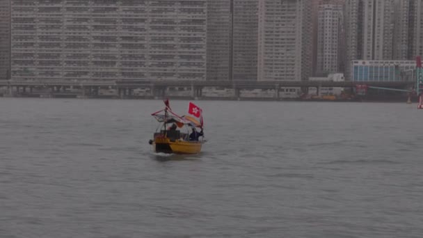Hong Kong August 2023 Small Boat Flag Navigates Choppy Victoria — Stock Video