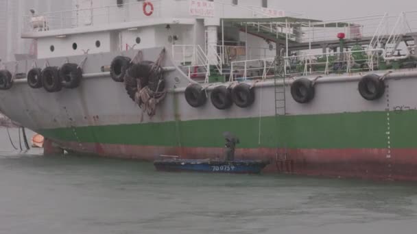 2023年8月5日 雨天乘小艇载着雨伞在港口航行 高质量的4K镜头 — 图库视频影像
