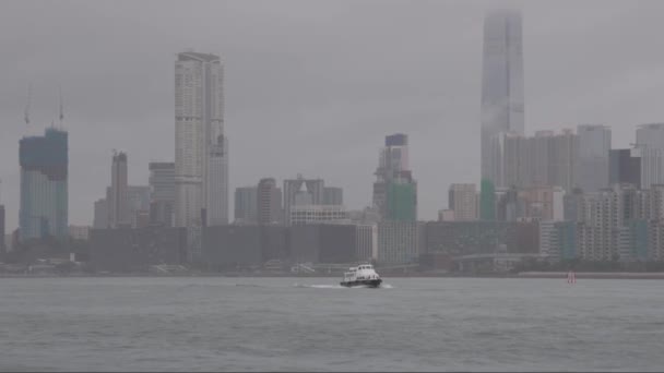 在雨天 港湾巡逻艇驶经香港高层建筑物 高质量的4K镜头 — 图库视频影像