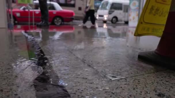 水从地下流出来 造成水坑和街道入口的水淹 高质量的4K镜头 — 图库视频影像