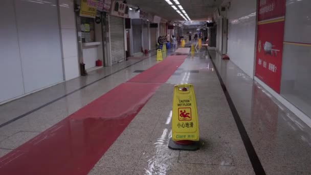 Гонконг Серпня 2023 Року Вода Пливе Підземного Вологого Підлогового Знаку — стокове відео