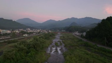 Japonya 'nın Nikko kasabasındaki dağların ve nehirlerin üzerinde güzel bir şafak rengi. Yüksek kalite 4k görüntü