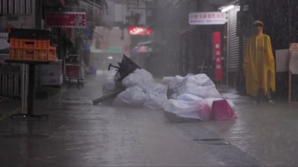 Гонконг Серпня 2023 Року Жорсткий Дощ Падає Нескладену Кулю Сміття — стокове відео