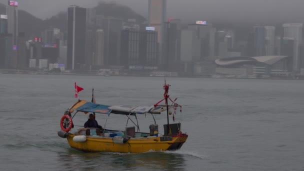 2023年8月5日 小さなボートが都市のスカイラインによって灰色の雨の天気で帆を航行します 高品質の4K映像 — ストック動画