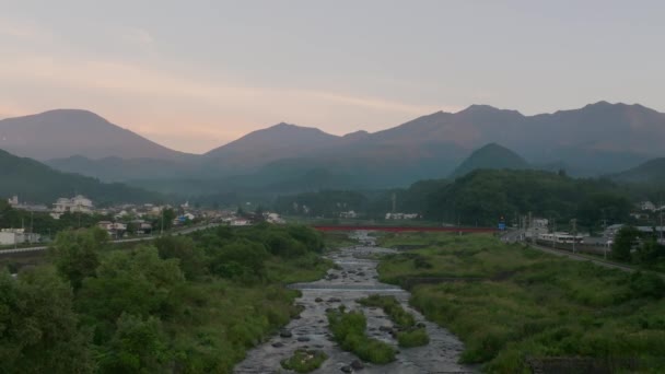 Політ Назад Над Річкою Гірському Пейзажі Сході Сонця Повільному Русі — стокове відео