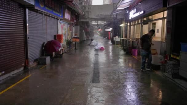 Hongkong Srpna 2023 Silný Déšť Padá Tmavou Uličkou Nakupuje Blikajícím — Stock video