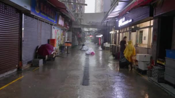 Hong Kong Sierpnia 2023 Ludzie Przed Sklepem Alejce Podczas Burzy — Wideo stockowe