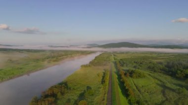 Sabah sisinin, nehrin ve yeşil Hokkaido arazisinin üzerinden geriye doğru uçuyor. Yüksek kalite 4k görüntü