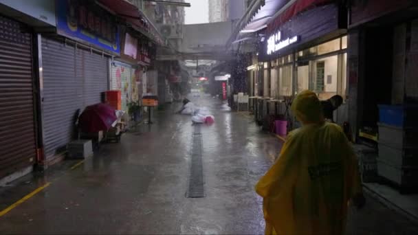 Hong Kong August 2023 Heavy Rain Falls Person Yellow Rain — Stock Video