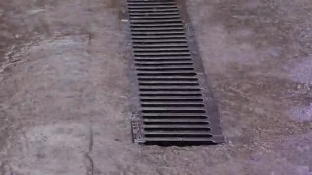 排水グレートでコンクリートに落下する豪雨の手持ち型クローズアップ 高品質の4K映像 — ストック動画