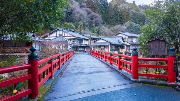 Jembatan Tradisional Jepang Merah Desa Kecil Pegunungan Berhutan Foto Berkualitas Stok Foto Bebas Royalti