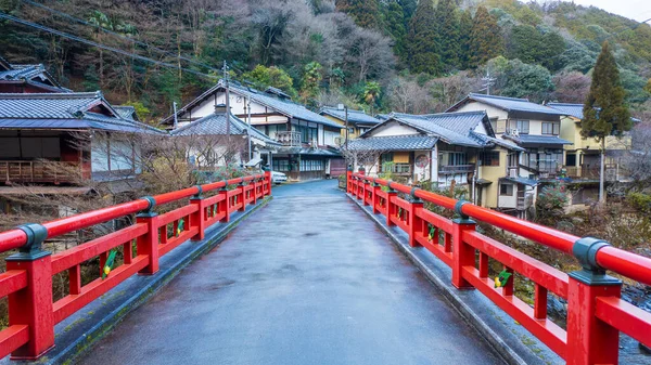 Smalle Rode Brug Leidt Naar Traditionele Huizen Japans Dorp Hoge Stockfoto