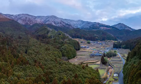 Pemandangan Udara Desa Pertanian Tradisional Oleh Salju Menutupi Pegunungan Foto Stok Foto