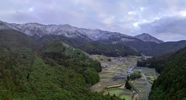 Rijstvelden Besneeuwde Bergen Traditioneel Japans Dorp Hoge Kwaliteit Foto Stockafbeelding