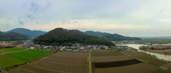 Pemandangan Udara Panorama Dari Lahan Yang Dibajak Oleh Desa Kecil Stok Gambar Bebas Royalti