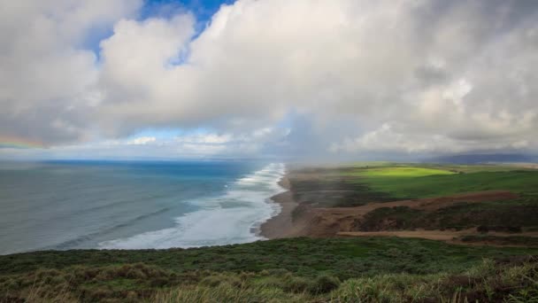 カリフォルニア州ポイントレイエスでビーチを移動するレインボー 雲のタイムラップ 高品質の4K映像 — ストック動画