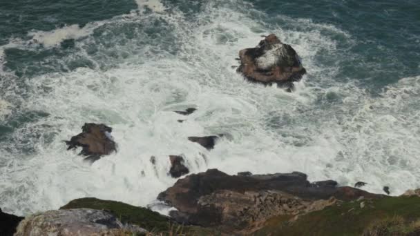 Onde Schiantano Rocce Turbolente Acque Dell Oceano Turbinano Rallentatore Filmati — Video Stock