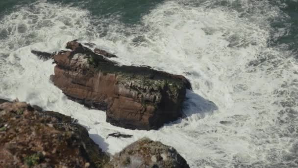 波と水はゆっくりと動き 岩の海岸に衝突する 高品質の4K映像 — ストック動画
