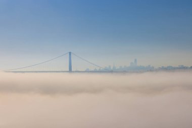 Golden Gate Köprüsü ve San Francisco Skyline ile Blue Sky ve Fog. Yüksek kalite fotoğraf