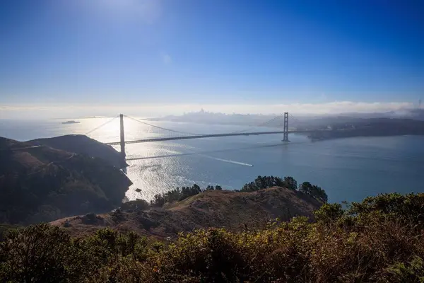 Güneşli bir günde Golden Gate Köprüsü ve uzak San Francisco manzarası. Yüksek kalite fotoğraf