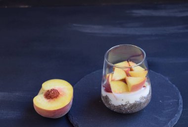 Chia tohumları, yoğurt, meyve ve bal ile sağlıklı bir kahvaltı.. 