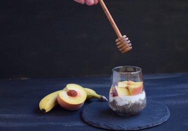 Chia tohumları, yoğurt, meyve ve bal ile sağlıklı bir kahvaltı.. 