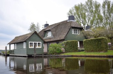 GIETHOORN, NATHERLANDS, 27 Nisan 2024, turistler tarafından çok sevilen güzel bir köy. Yüksek kalite fotoğraf