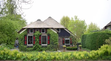 GIETHOORN, NETHERLANDS, 27 Nisan 2024, turistler tarafından çok sevilen güzel bir köy. Yüksek kalite fotoğraf