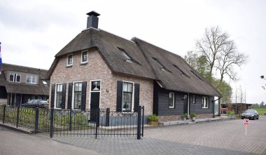 GIETHOORN, NETHERLANDS, 27 Nisan 2024, turistler tarafından çok sevilen güzel bir köy. Yüksek kalite fotoğraf