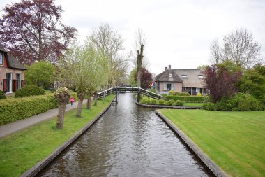 GIETHOORN, NETHERLANDS, 27 Nisan 2024, turistler tarafından çok sevilen güzel bir köy. Yüksek kalite fotoğraf