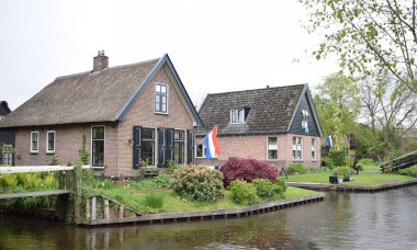 GIETHOORN, NETHERLANDS, 27 Nisan 2024, turistler tarafından çok sevilen güzel bir köy. Yüksek kalite fotoğraf
