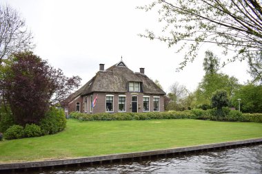 GIETHOORN, NETHERLANDS, 27 Nisan 2024, turistler tarafından çok sevilen güzel bir köy. Yüksek kalite fotoğraf