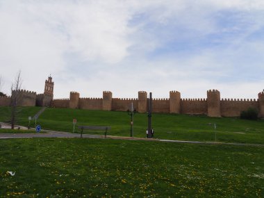 Avila, güzel duvarları olan ortaçağ şehri. İspanya.