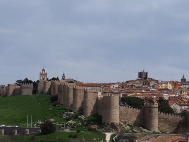 Avila, güzel duvarları olan ortaçağ şehri. İspanya.