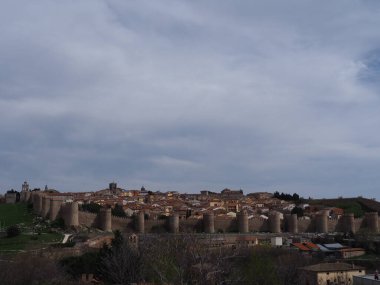 Avila, güzel duvarları olan ortaçağ şehri. İspanya.