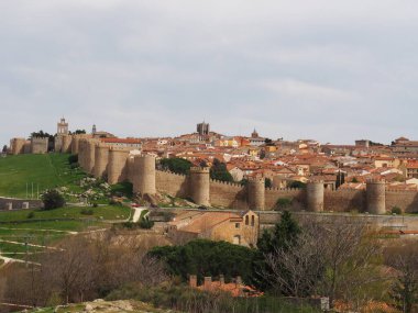 Avila, güzel duvarları olan ortaçağ şehri. İspanya.