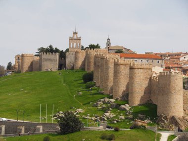 Avila, güzel duvarları olan ortaçağ şehri. İspanya.