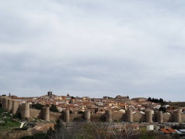 Avila, güzel duvarları olan ortaçağ şehri. İspanya.