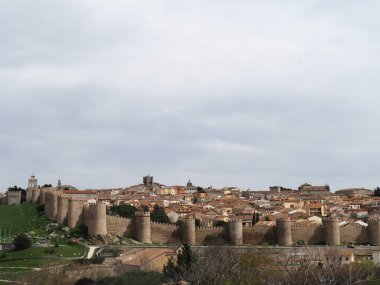 Avila, güzel duvarları olan ortaçağ şehri. İspanya.