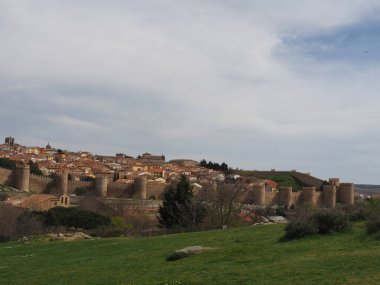 Avila, güzel duvarları olan ortaçağ şehri. İspanya.