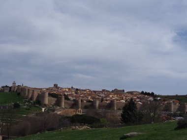 Avila, güzel duvarları olan ortaçağ şehri. İspanya.